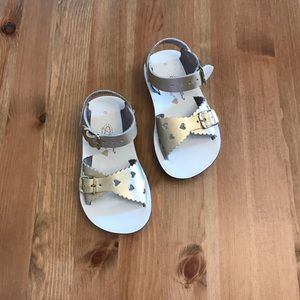 Saltwater sandal. Size 6. Toddler. Gold